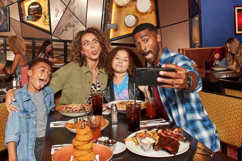 Uma família se divertindo sentada à mesa