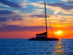 Catamarã ao entardecer