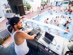 Festa em um beach club