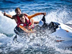 Jet ski durante a festa em catamarã
