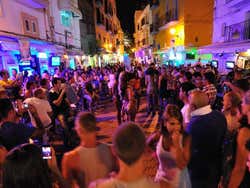 Desfile de gogo girls no porto de Ibiza