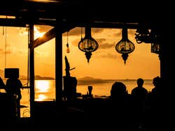 Pôr do sol em um restaurante