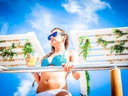 Jovem em área reservada de uma boat party