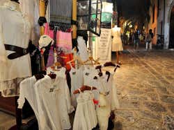 Loja de Ibiza con ropa típica