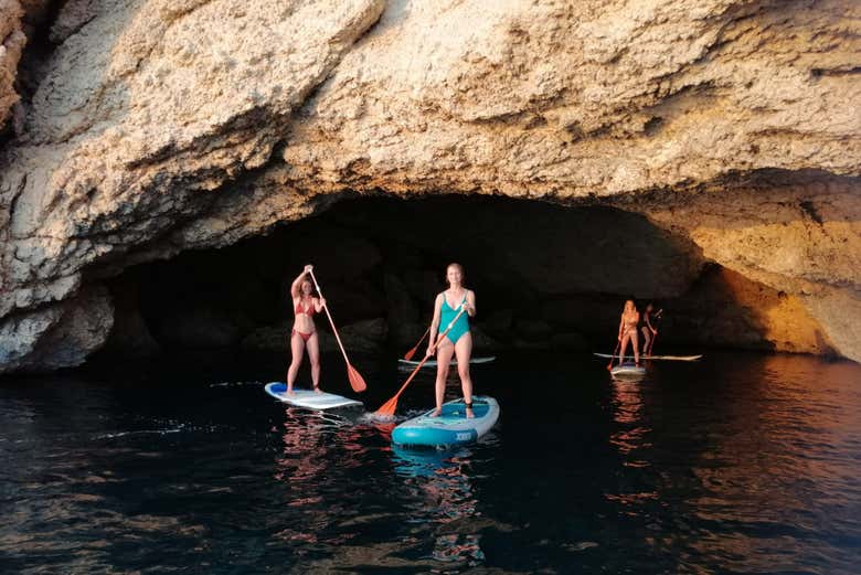 Praticando paddle surf nas grutas do norte de Ibiza
