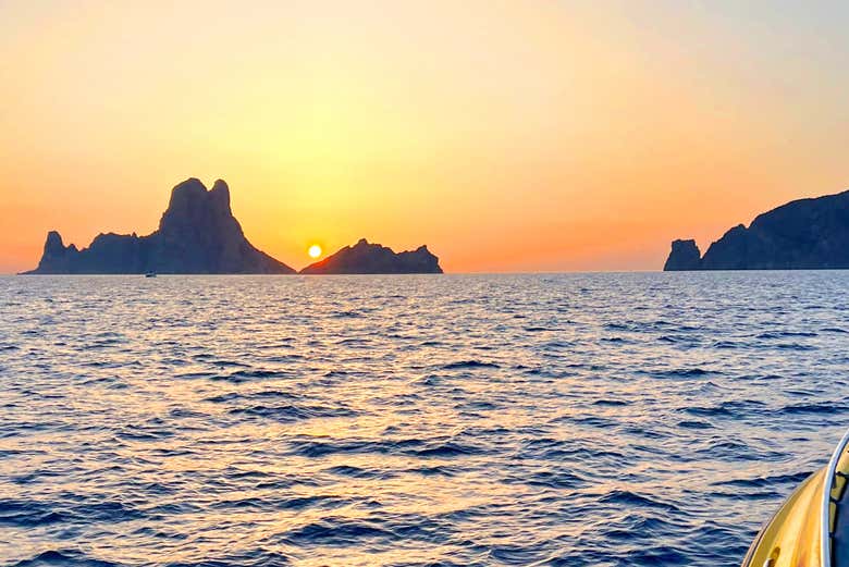 Passeio de barco ao entardecer