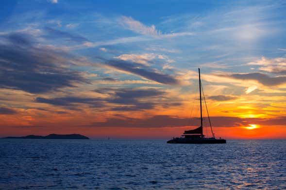 Passeio de barco ao entardecer por San Antonio