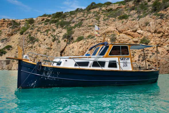 Passeio de barco privado por Cala Bassa e ilha Conejera