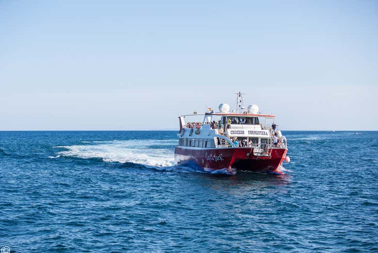 Ferry atravessando as águas de Santa Eulalia a Formentera