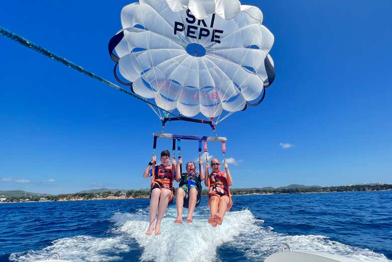 Fazendo parasailing